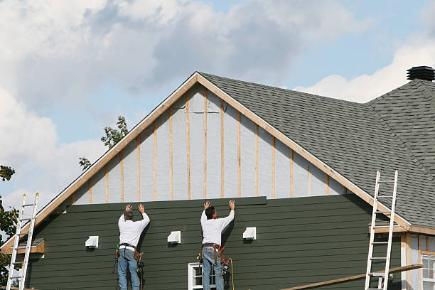 Professional Siding technician working in Glendora, NJ